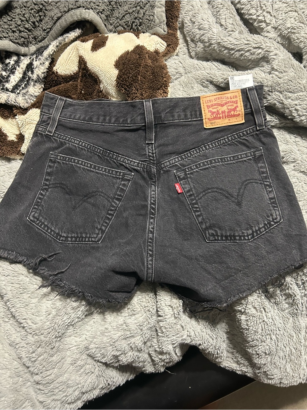 Black Levi’s Jean shorts size 28 - Picture 2 of 3